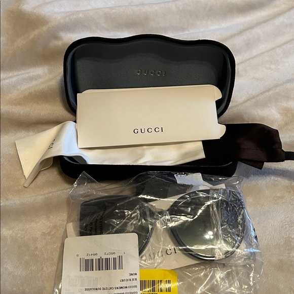 Gucci Cat Eye Navy Sunglasses 55mm with Case - NWT - Picture 3 of 3